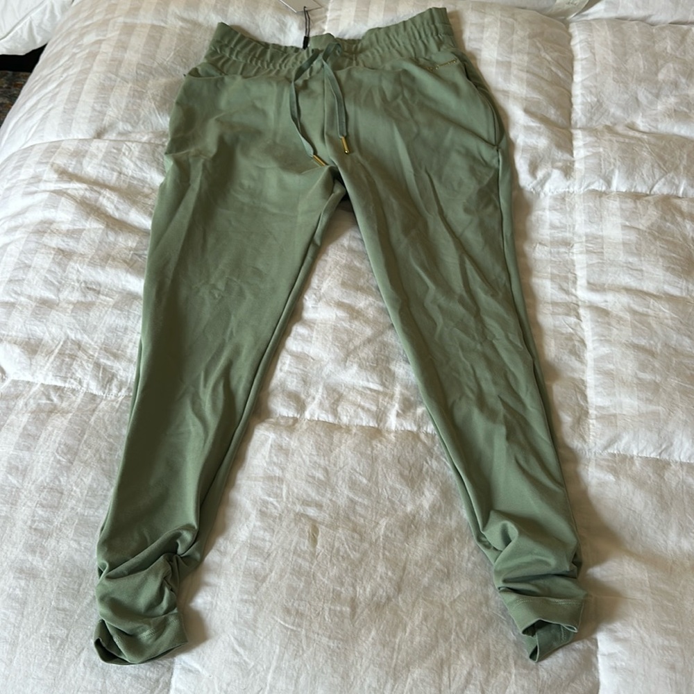 Gymshark x Whitney Simmons Fitted Joggers in Moss Green